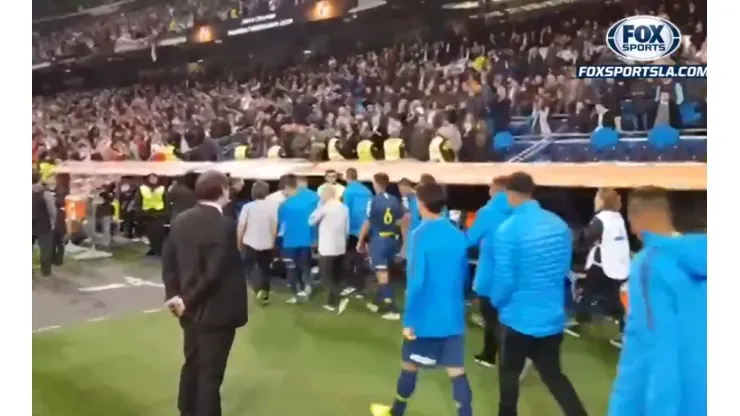 Foto de los jugadores de Boca saliendo del Bernabéu.
