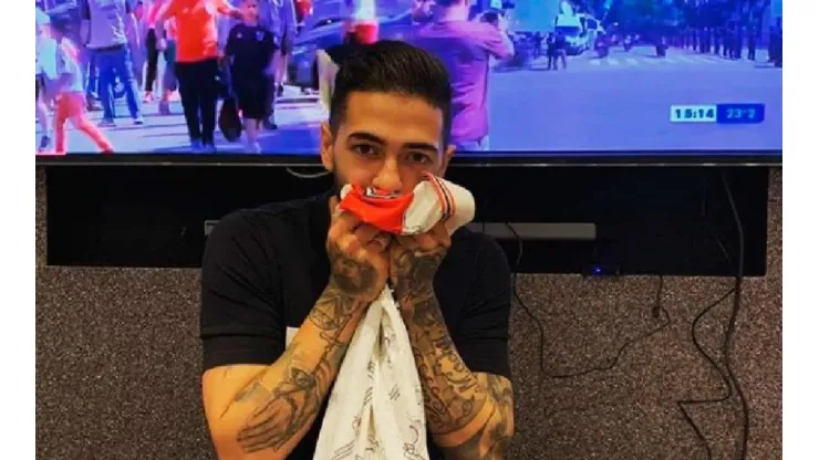 Lanzini besa la camiseta del Millo.
