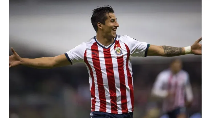 Cisneros volvió para Chivas tras 9 meses y debió salir al mediotiempo