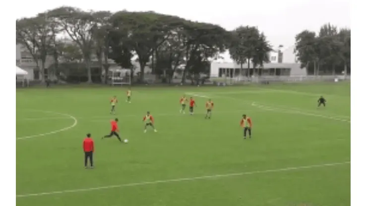 Tremendo golazo de Pulido en el entrenamiento.
