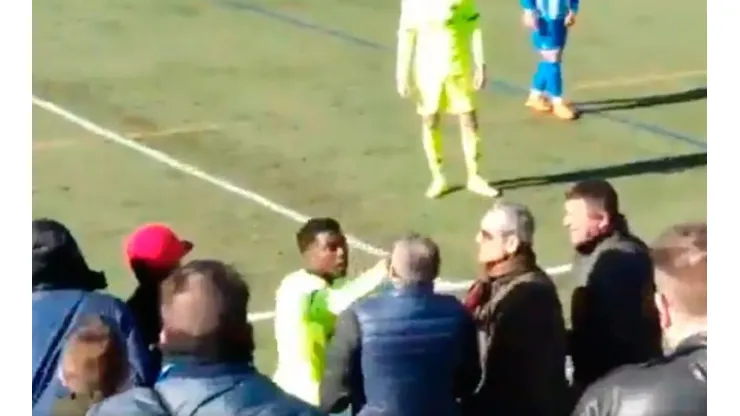 Golpe de Wagué en la cara de un hincha.
