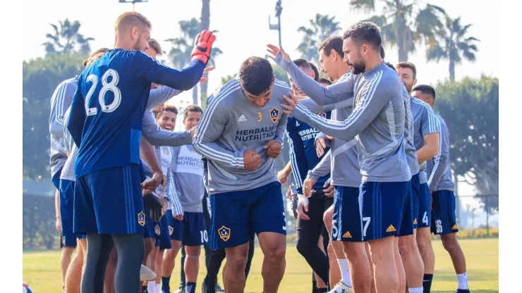 Diego Polenta fue recibido en el entrenamiento de Los Angeles Galaxy (Foto: Twitter)
