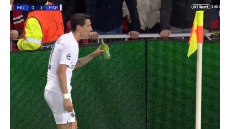 La imagen del día: Di María agarró una cerveza en pleno partido