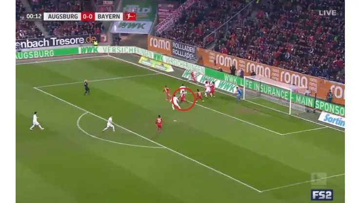 Increíble acción y gol de Augsburg.
