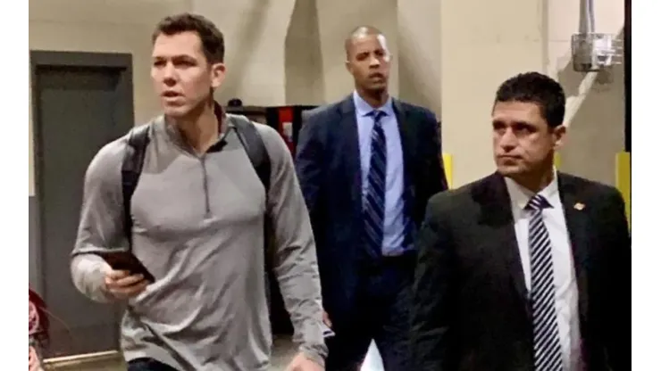 ¡Escándalo! Autobus de los Lakers deja olvidado al entrenador Luke Walton