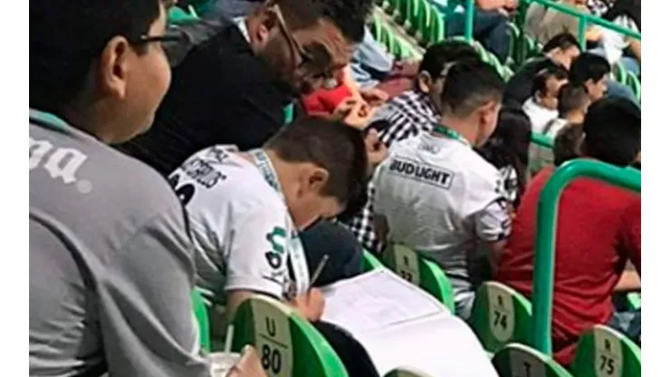 Que la pasión no mate las responsabilidades: Niño alienta a Santos mientras hace la tarea