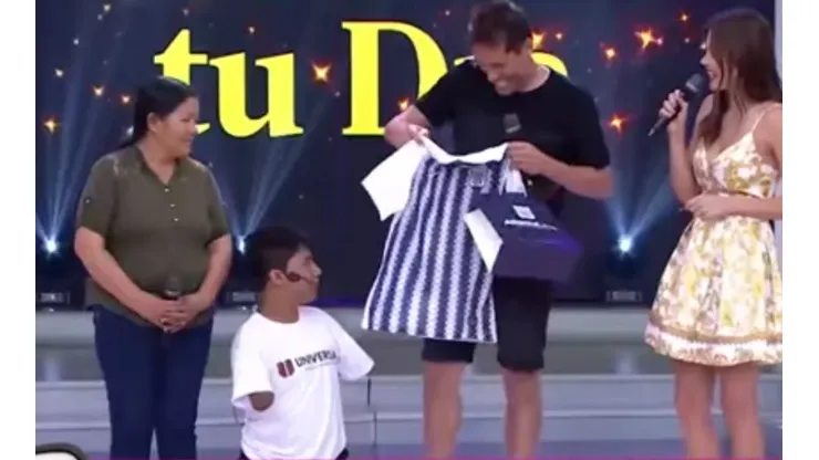 Que grande Butrón: el arquero le regaló una camiseta a un hincha con discapacidad