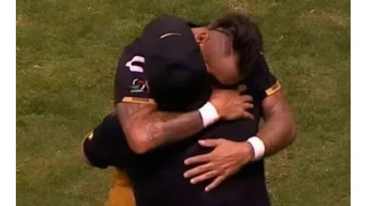 El abrazo de Diego con Bordagaray.
