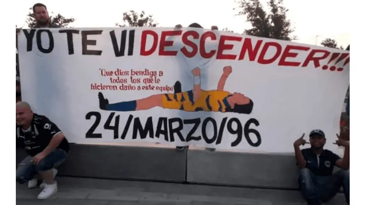 Aficionados de Rayados le recordaron a Tigres su descenso con una bandera gigante