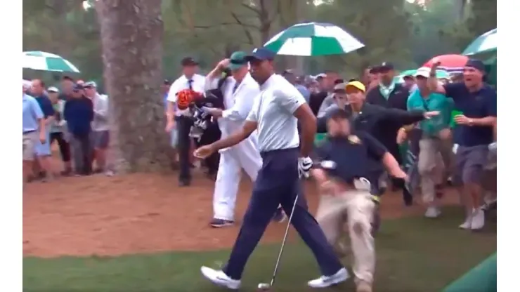 Pidan el VAR: a Tiger Woods casi lo baja un guardia de seguridad