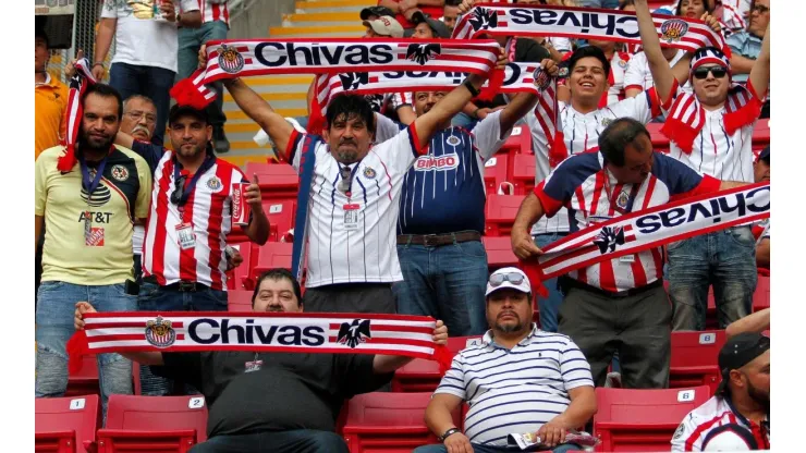 Chivas llevó más gente al Estadio que América pese a la crisis