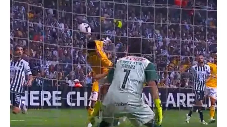 ¡Cuidado, Salcedo! Casi autogol de Tigres