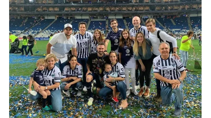 Foto de Miguel con toda la famlia.
