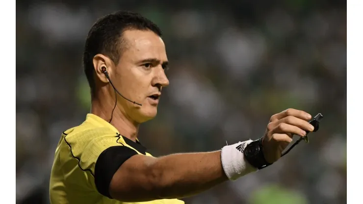 Deportivo Cali v Junior - Torneo Apertura Liga Aguila 2019 - PALMIRA - COLOMBIA, 17-04-2019: Wilmar Roldan, arbitro, durante partido por la fecha 16 de la Liga �guila I 2019 entre Deportivo Cali y Atl�tico Junior jugado en el estadio Deportivo Cali de la ciudad de Palmira. / Wilmar Roldan, referee, during match for the date 16 as part Aguila League I 2019 between Deportivo Cali and Atletico Junior played at Deportivo Cali stadium in Palmira city.  Photo: VizzorImage / Gabriel Aponte / Staff - Not Released (NR)
