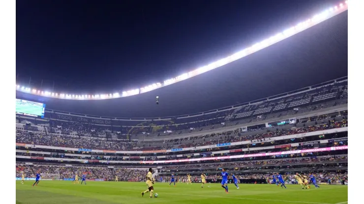 Instalan césped natural en el Estadio Azteca