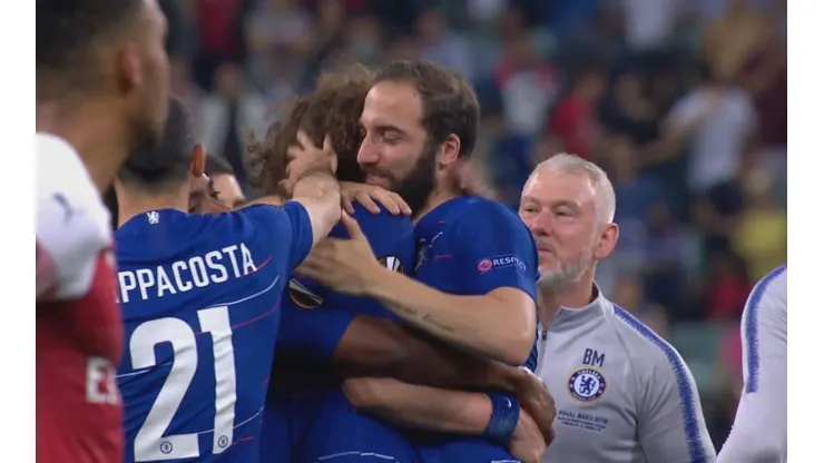 Higuaín y David Luiz se abrazaron.
