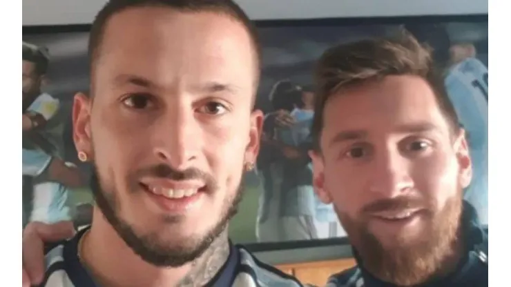 No está en la selección, pero Benedetto le tiró buena onda a Messi en plena conferencia de prensa