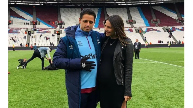 Pura ternura: Chicharito subió una foto besando la panza de su esposa