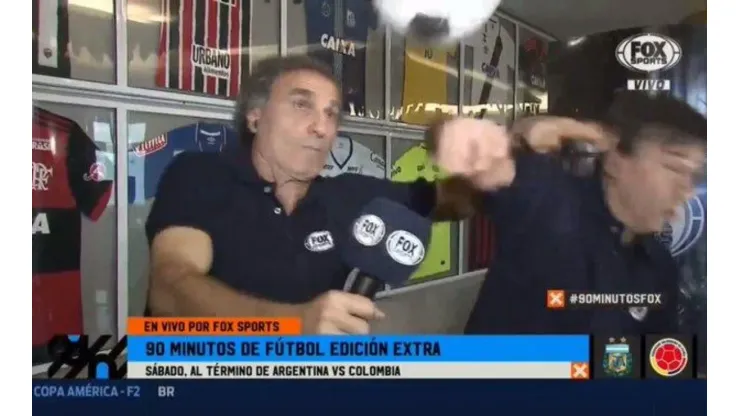 A Ruggeri le tiraron una pelota para que cabecee en vivo y le pegó un codazo a Benedetto