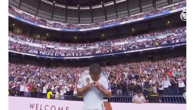 Hazard besó el escudo y generó la euforia.
