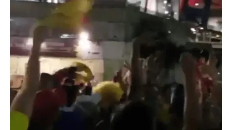 Tremenda fiesta que armaron los colombianos en Brasil tras la victoria contra Paraguay