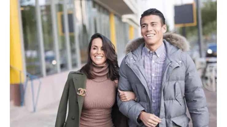 La foto más tierna del día: la pareja de Héctor Moreno y su hija, de la mano y con la playera del Tri