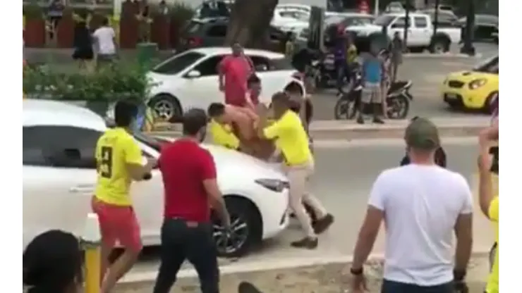 Impresionante pelea entre colombianos tras la victoria de la Selección