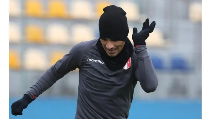 Paolo Guerrero iría solo en el ataque peruano contra la Roja.
