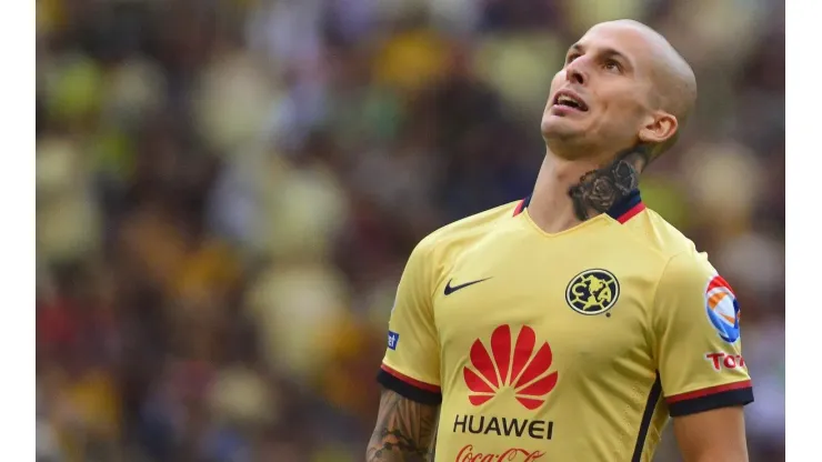 En su agitada noche, Benedetto se hizo tiempo hasta para firmar una bandera del América