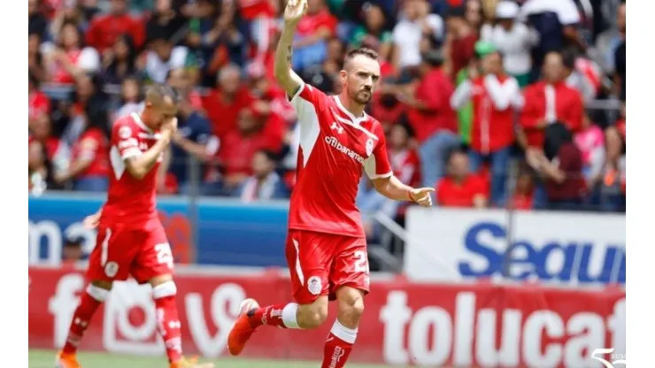 Mancuello convirtió un golazo de tiro libre para empatar el partido. (Foto: Twitter Toluca)
