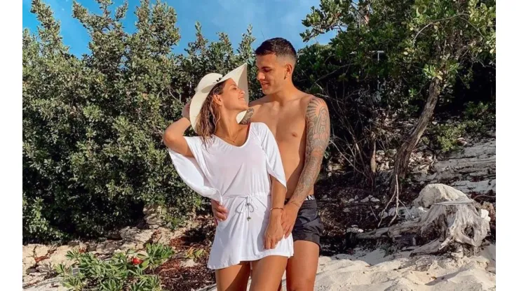 Foto de Leandro Paredes con su mujer.
