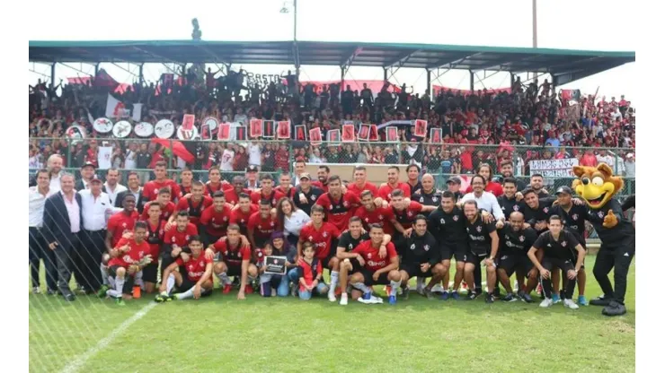 Los jugadores y la afición, durante el último banderazo. (Foto: sitio oficial de Atlas)
