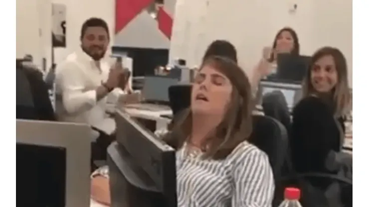 Video viral: ella se quedó dormida en el trabajo y sufrió el troleo de sus compañeros diabólicos