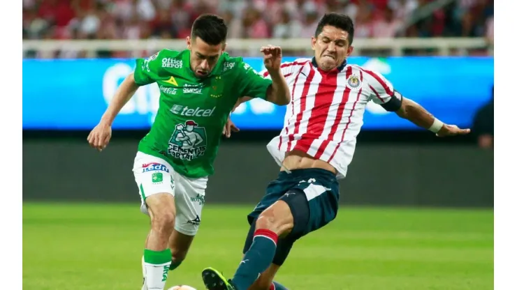 Fernando Navarro reconoció que lo buscó Chivas