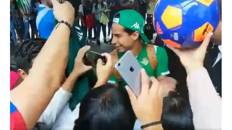 Locura por Diego Lainez: así salía de la concentración hacia el estadio de Puebla