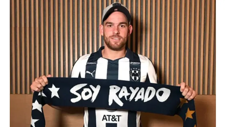 Vincent Janssen ya posó con la playera de Rayados. (Foto: sitio oficial Monterrey)
