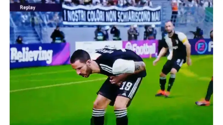 Espectacular video del PES: le pegan un pelotazo 'ahí abajo' y se retuerce del dolor