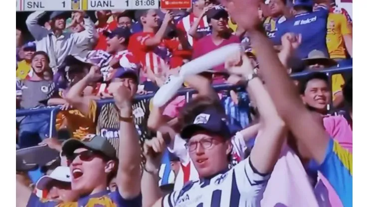 ¡Un fan de Rayados vio el partido al lado de uno de Tigres!