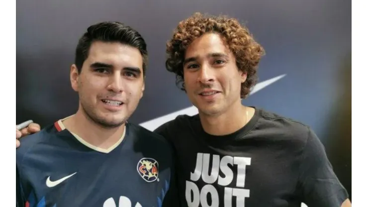 ¡Un fanático se tatuó la firma de Memo Ochoa!