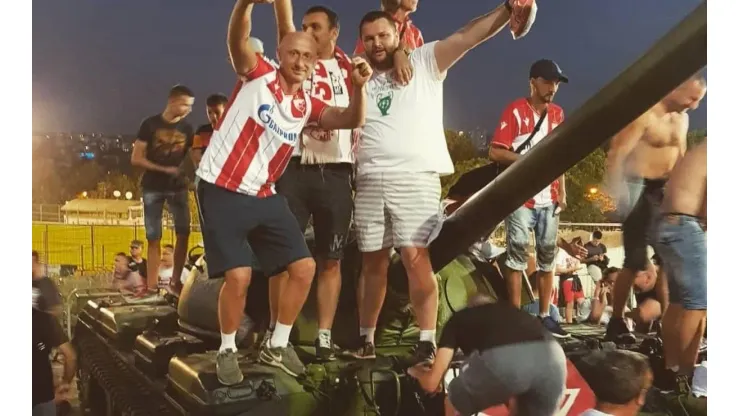 Los hinchas de Estrella Roja festejando en el tanque.
