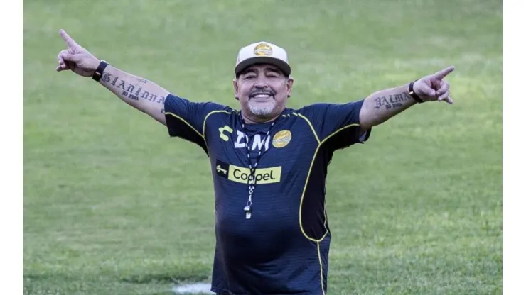 Se allana el camino para la llegada de Diego Maradona.
