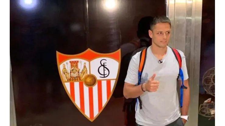 Chicharito ya está en Sevilla. (Foto: Twitter @Daniel_Chanona)
