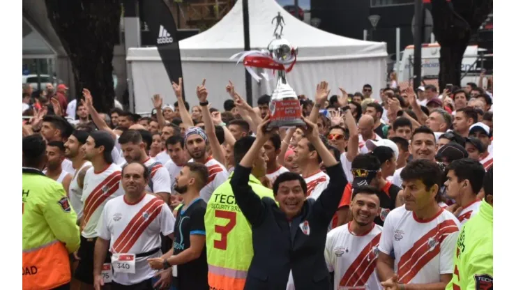 Ya pensando en Boca: River la rompió toda con el cartel de llegada que metió en su maratón