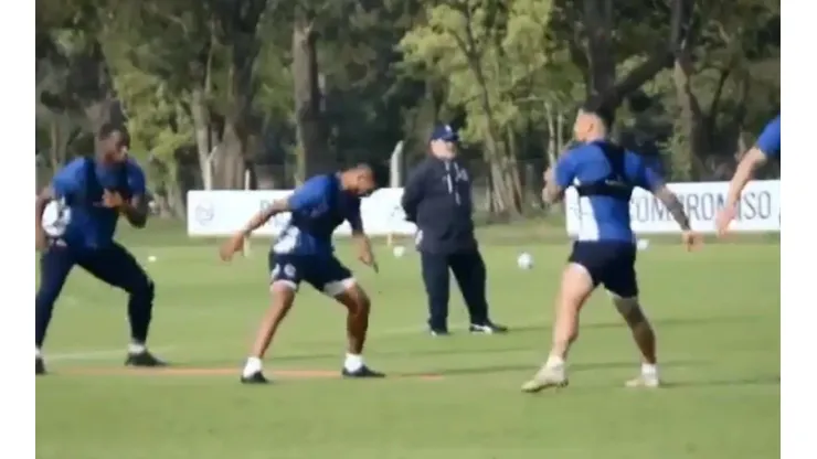 La broma de Maradona en el entrenamiento de Gimnasia.
