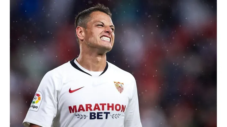 Por qué Chicharito no irá ni al banco en Sevilla