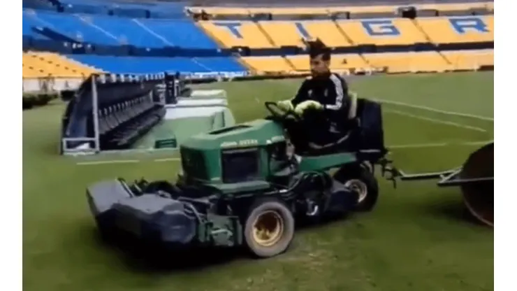 No solo ataja: el video de Nahuel Guzmán cortando el césped del Universitario