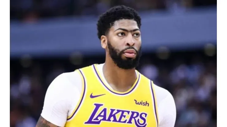 Ojo Lakers: Anthony Davis se fue temprano al vestuario sosteniéndose el hombro