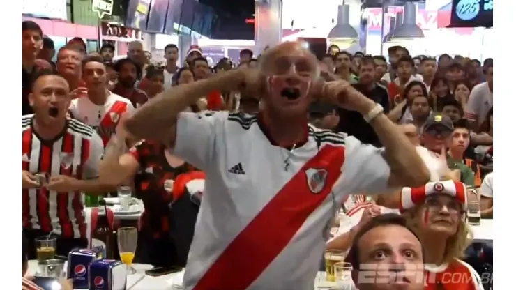 Video: escuchaba el partido de River por la radio e hizo algo insólito