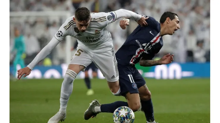 Foto del futbolista enfrentando al Paris Saint Germain.
