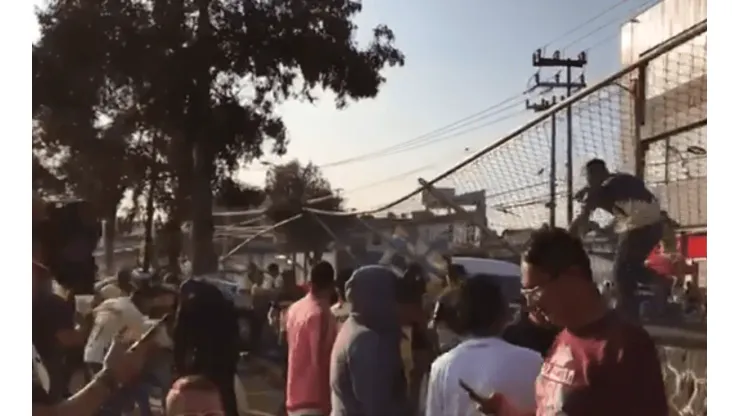 VIDEO: Una reja se venció y cayó sobre fans del América